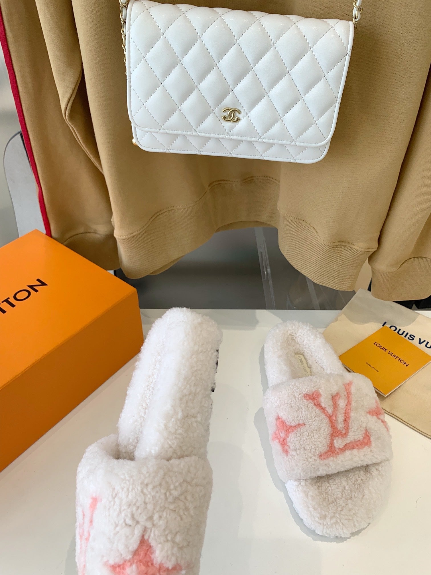 LV WOMEN'S PASEO FLAT SLIPPER IN WHITE FLEECE WITH LIGHT PINK LOGO