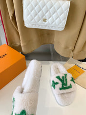 LV WOMEN'S PASEO FLAT SLIPPER IN WHITE FLEECE WITH GREEN LOGO
