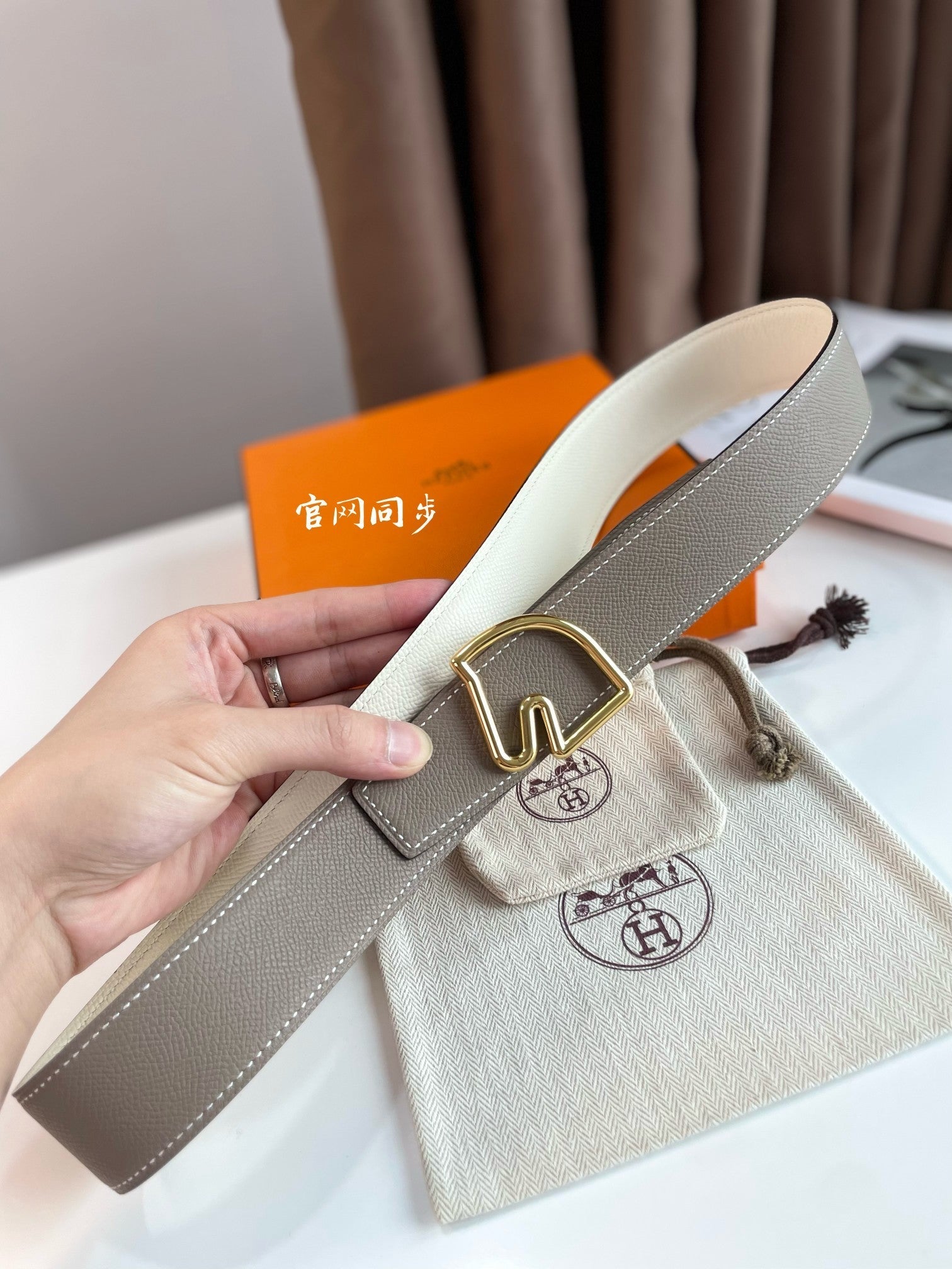 BOUCLE BELT BUCKLE & REVERSIBLE KHAKI BROWN AND WHITE LEATHER STRAP 38MM GOLD HARDWARE