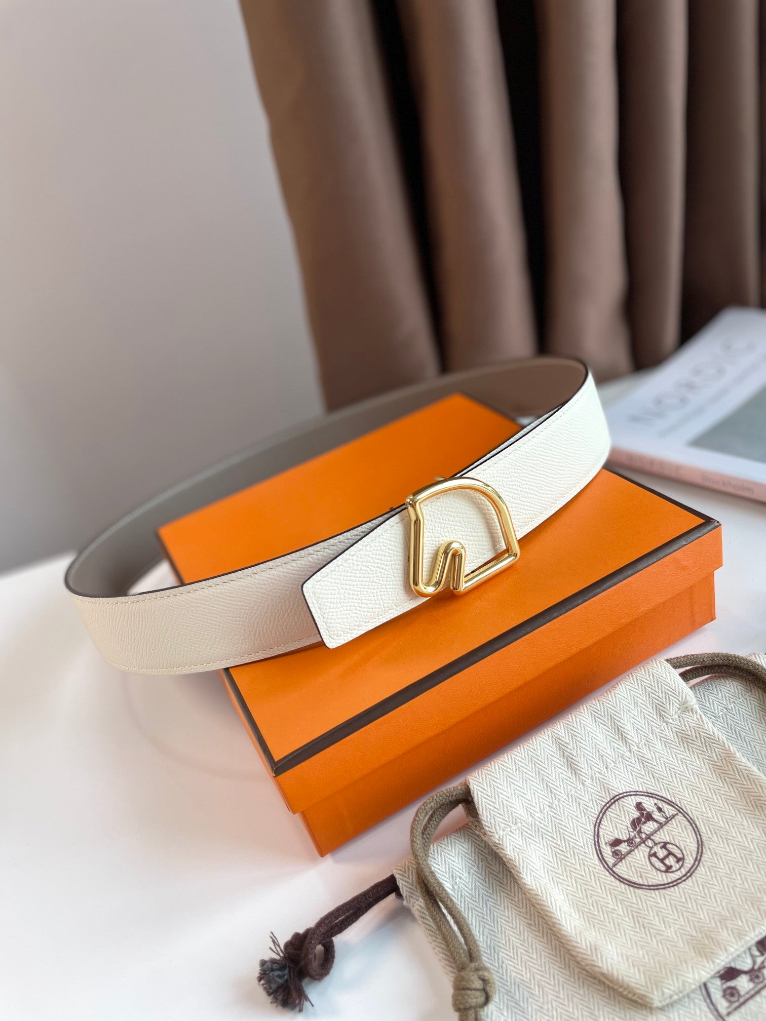 BOUCLE BELT BUCKLE & REVERSIBLE KHAKI BROWN AND WHITE LEATHER STRAP 38MM GOLD HARDWARE