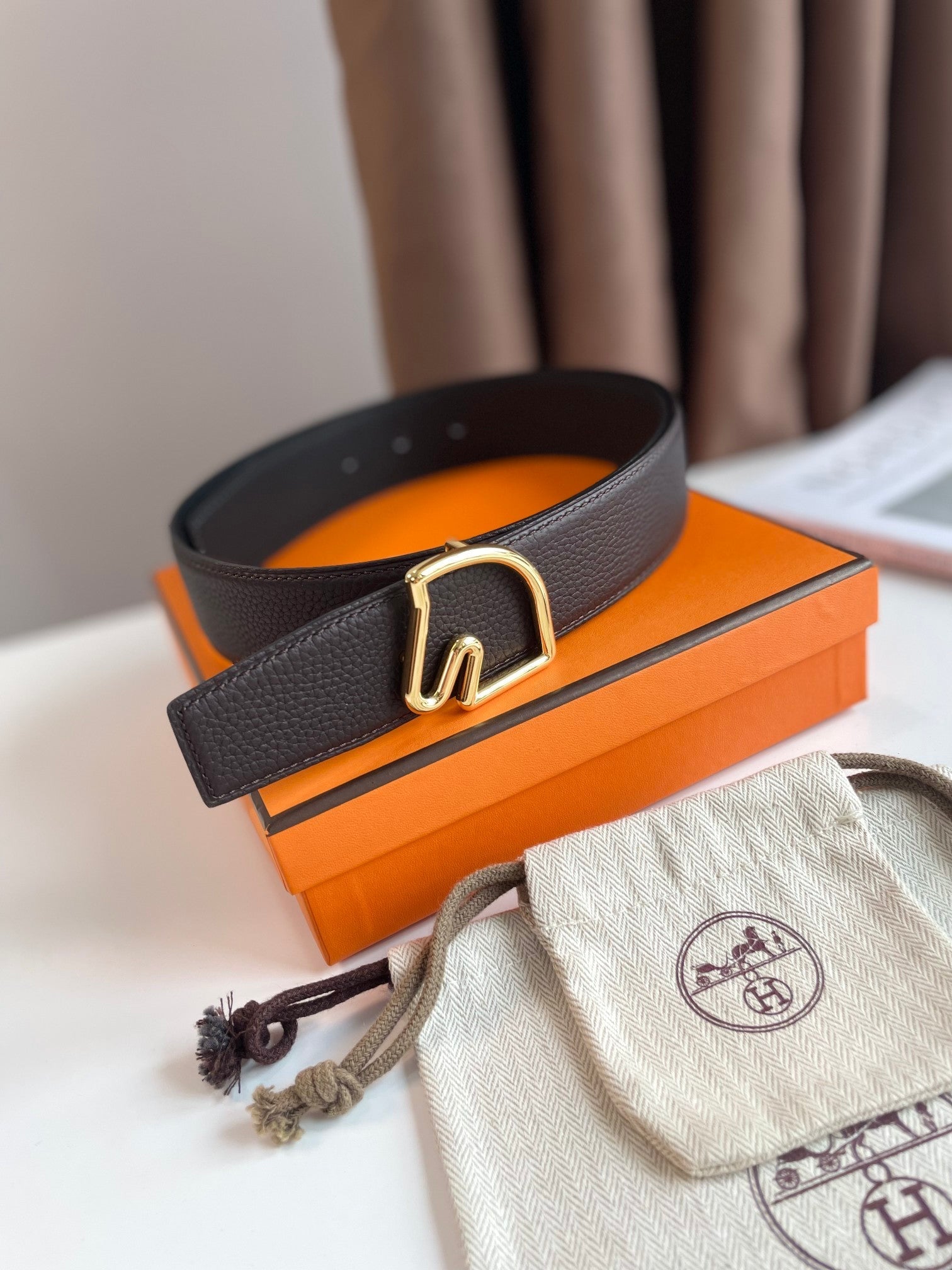 BOUCLE BELT BUCKLE & REVERSIBLE CHOCOLATE BROWN AND BLACK LEATHER STRAP 38MM GOLD HARDWARE