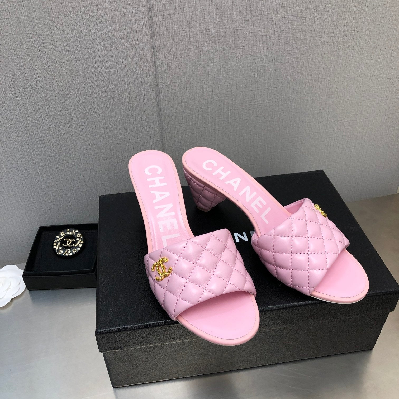 DIAMOND-QUILTED 6 CM SANDALS IN BABY PINK LAMBSKIN