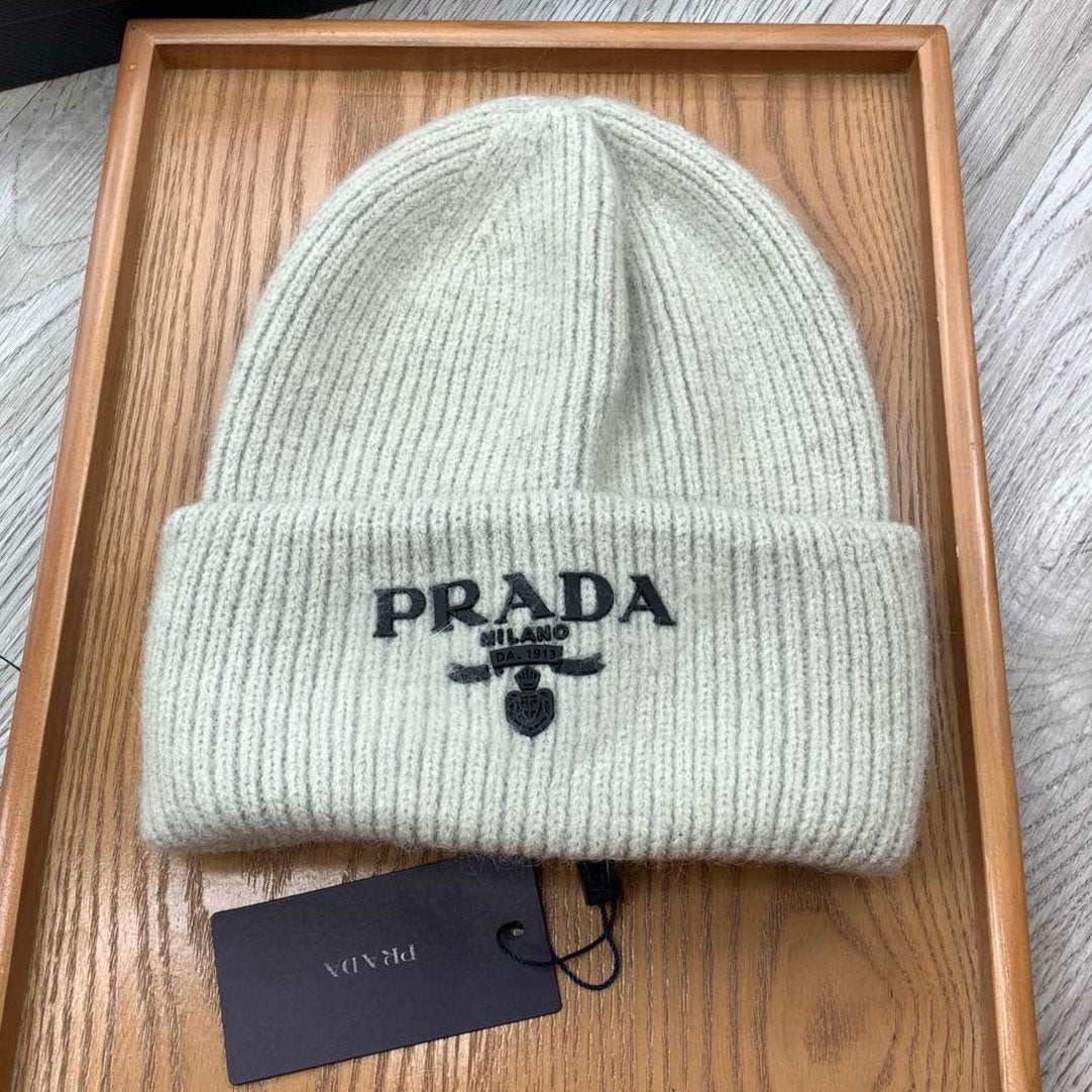 BEANIE HAT IN PALE GRAY WOOL 108746