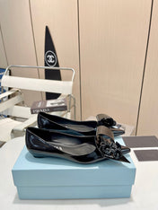 BALLET FLATS POINTED TOE IN BLACK SHINY CALFSKIN ATTACHED FLOWERS