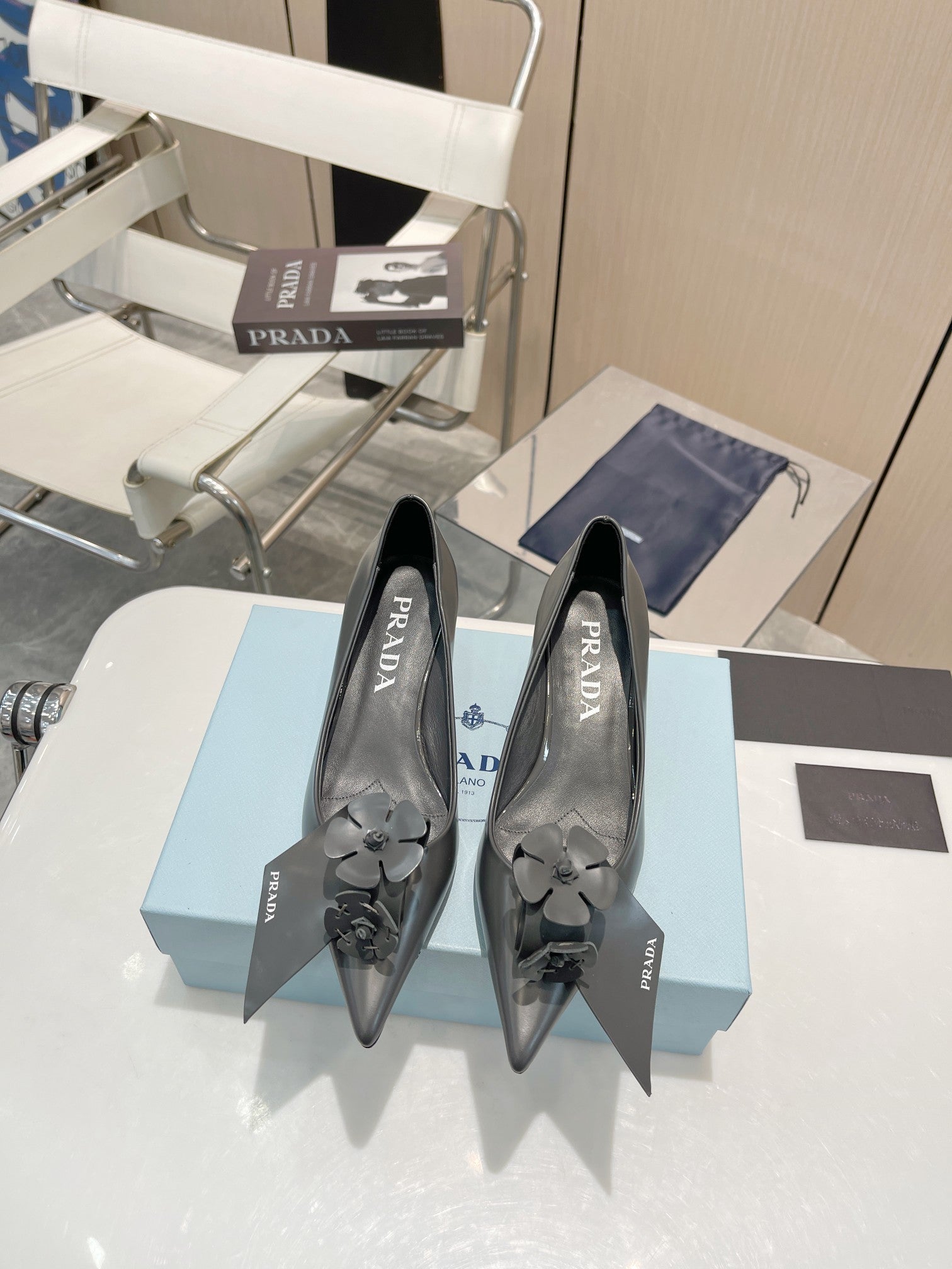 PUMPS KITTEN HEEL IN GRAY SHINY CALFSKIN ATTACHED FLOWERS