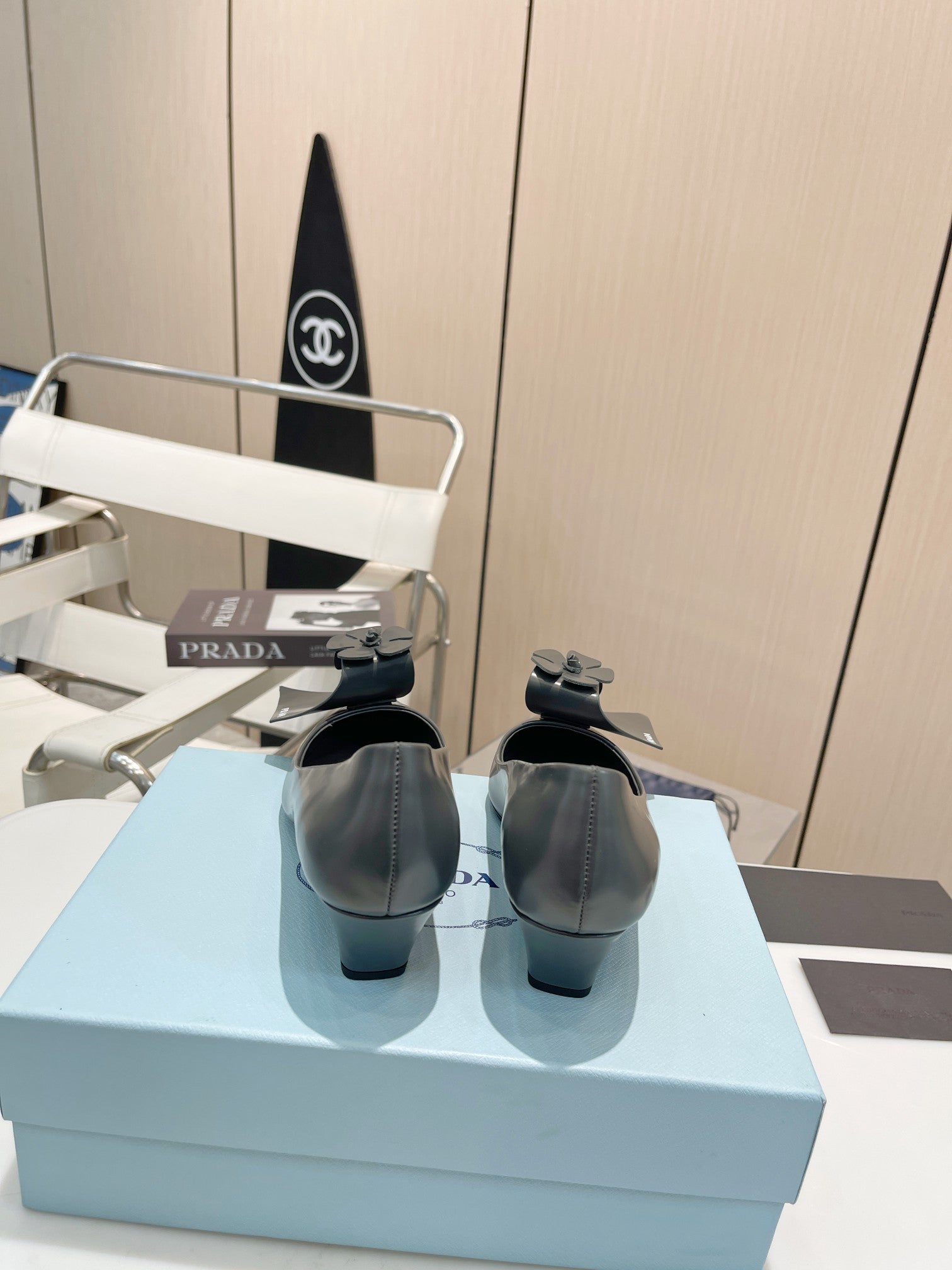 PUMPS KITTEN HEEL IN GRAY SHINY CALFSKIN ATTACHED FLOWERS