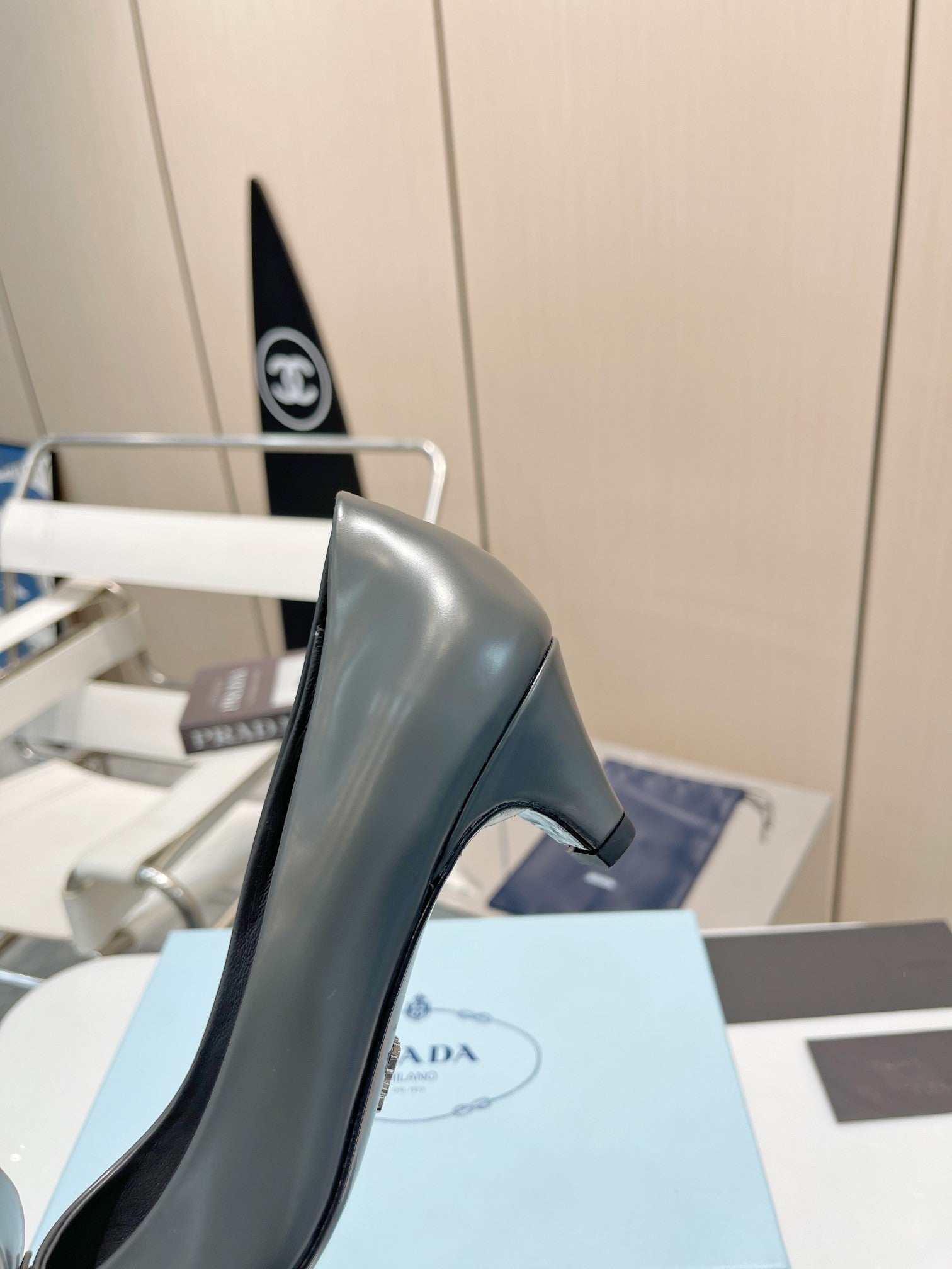 PUMPS KITTEN HEEL IN GRAY SHINY CALFSKIN ATTACHED FLOWERS