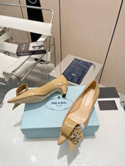 MEDIUM HEEL PUMPS IN TORTILLA BROWN PATENT CALFSKIN ATTACHED CREATIVE FLOWERS