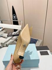 MEDIUM HEEL PUMPS IN TORTILLA BROWN PATENT CALFSKIN ATTACHED CREATIVE FLOWERS