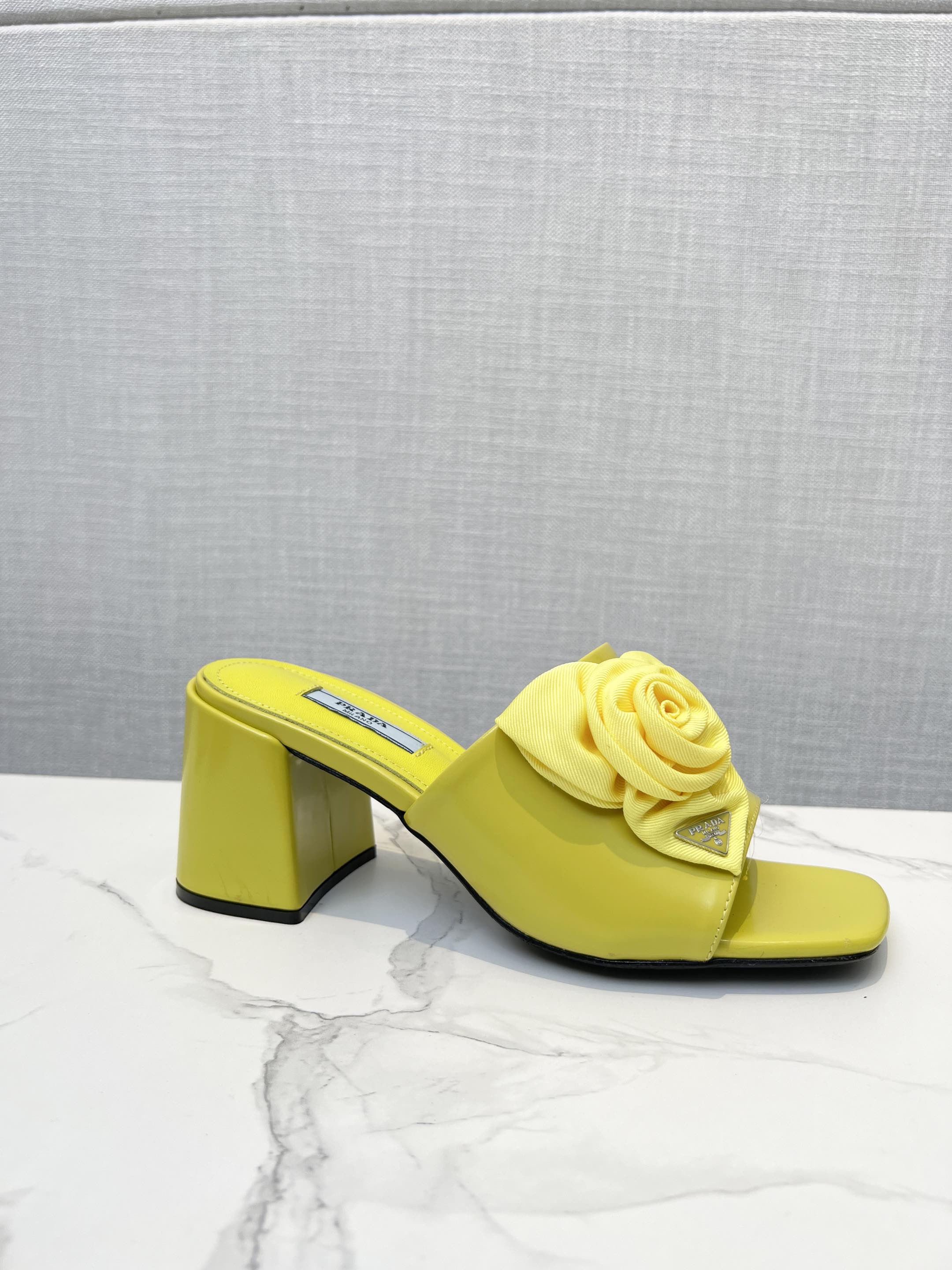 PRA FLOWER BLOCK HEELS 75 LEMON CALFSKIN