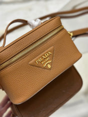 VANITY CASE 18 IN RUSSET BROWN GRAINED CALFSKIN GOLD HARDWARE