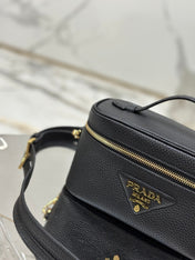 VANITY CASE 18 IN BLACK GRAINED CALFSKIN GOLD HARDWARE