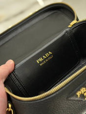 VANITY CASE 18 IN BLACK GRAINED CALFSKIN GOLD HARDWARE