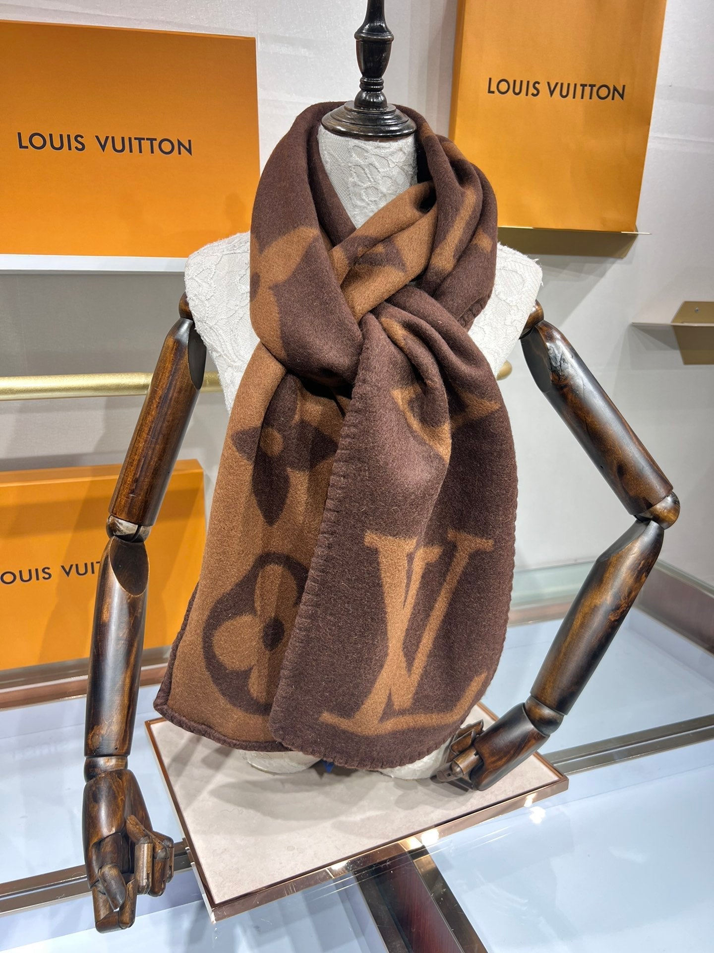 LV SCARF 240 CM IN CASHMERE 737199