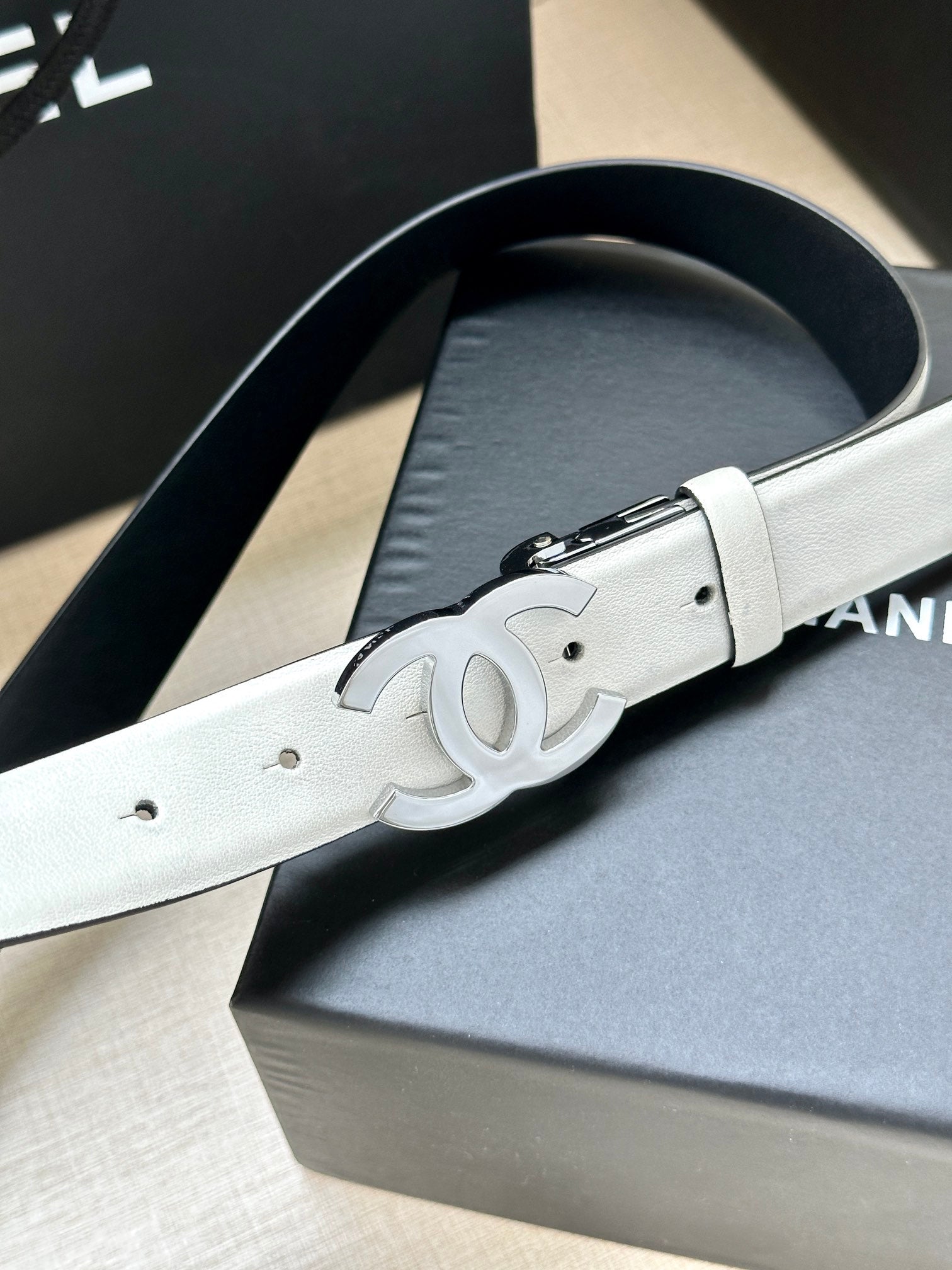 CC 30MM BELT IN WHITE AND BLACK CALFSKIN WITH SILVER HARDWARE