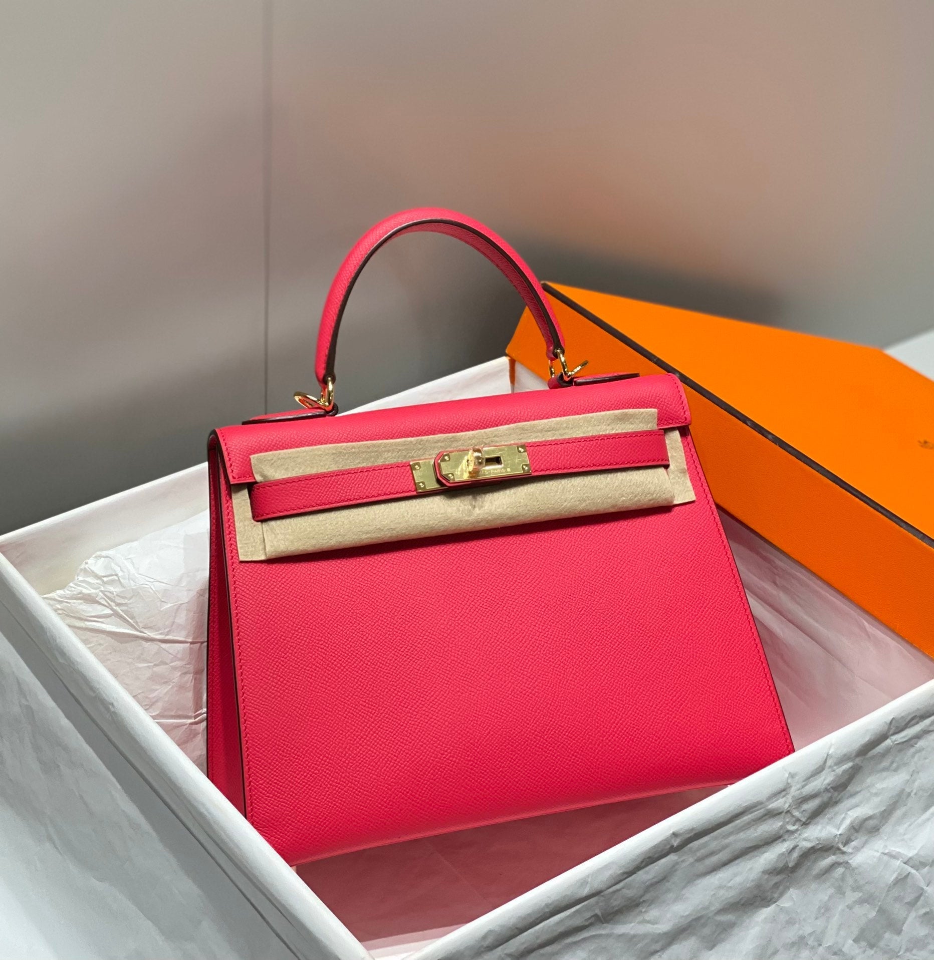 KELLY 28CM IN ROSE TYRIEN SWIFT CALFSKIN GOLD HARDWARE