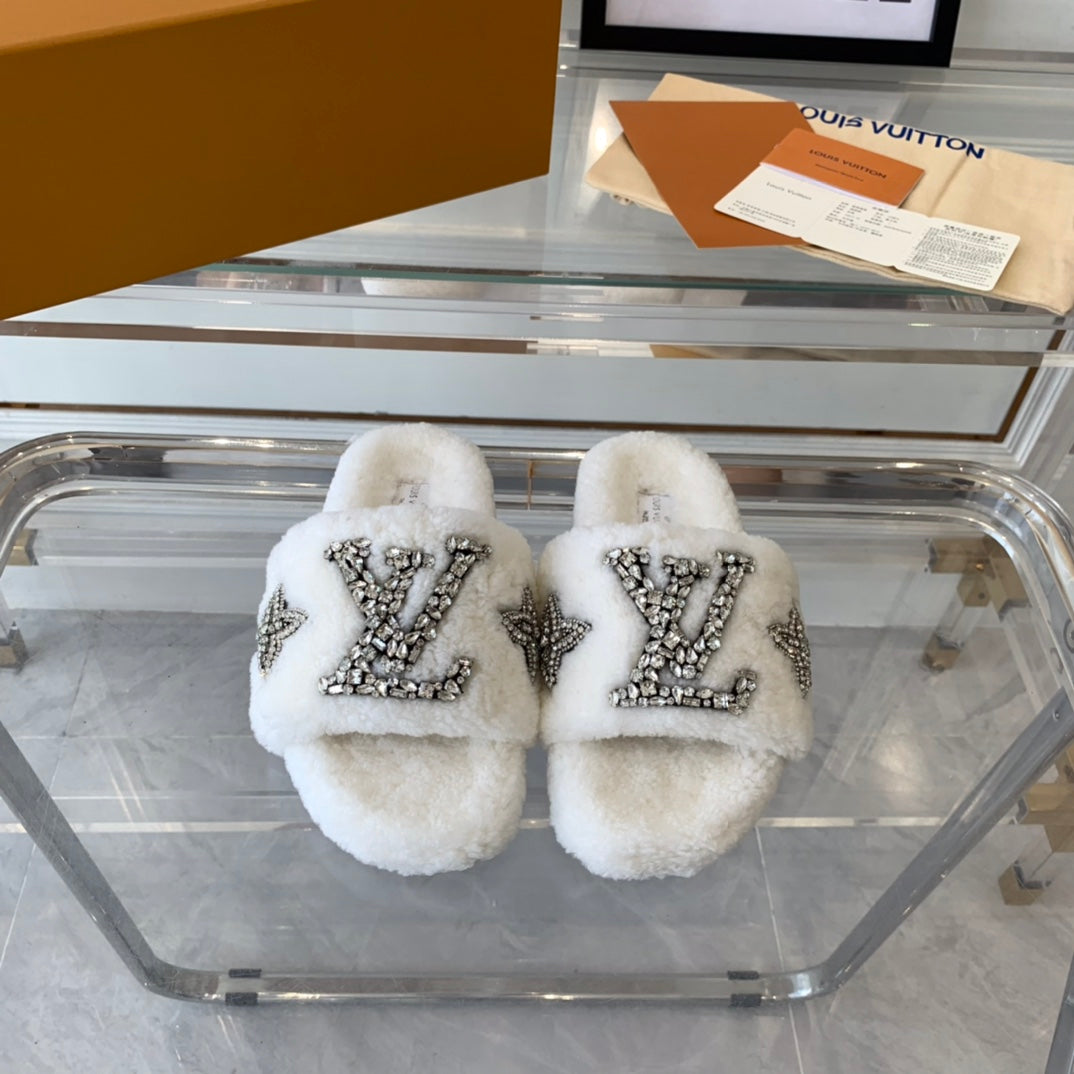 LV WOMEN'S PASEO FLAT SLIPPER IN WHITE FLEECE