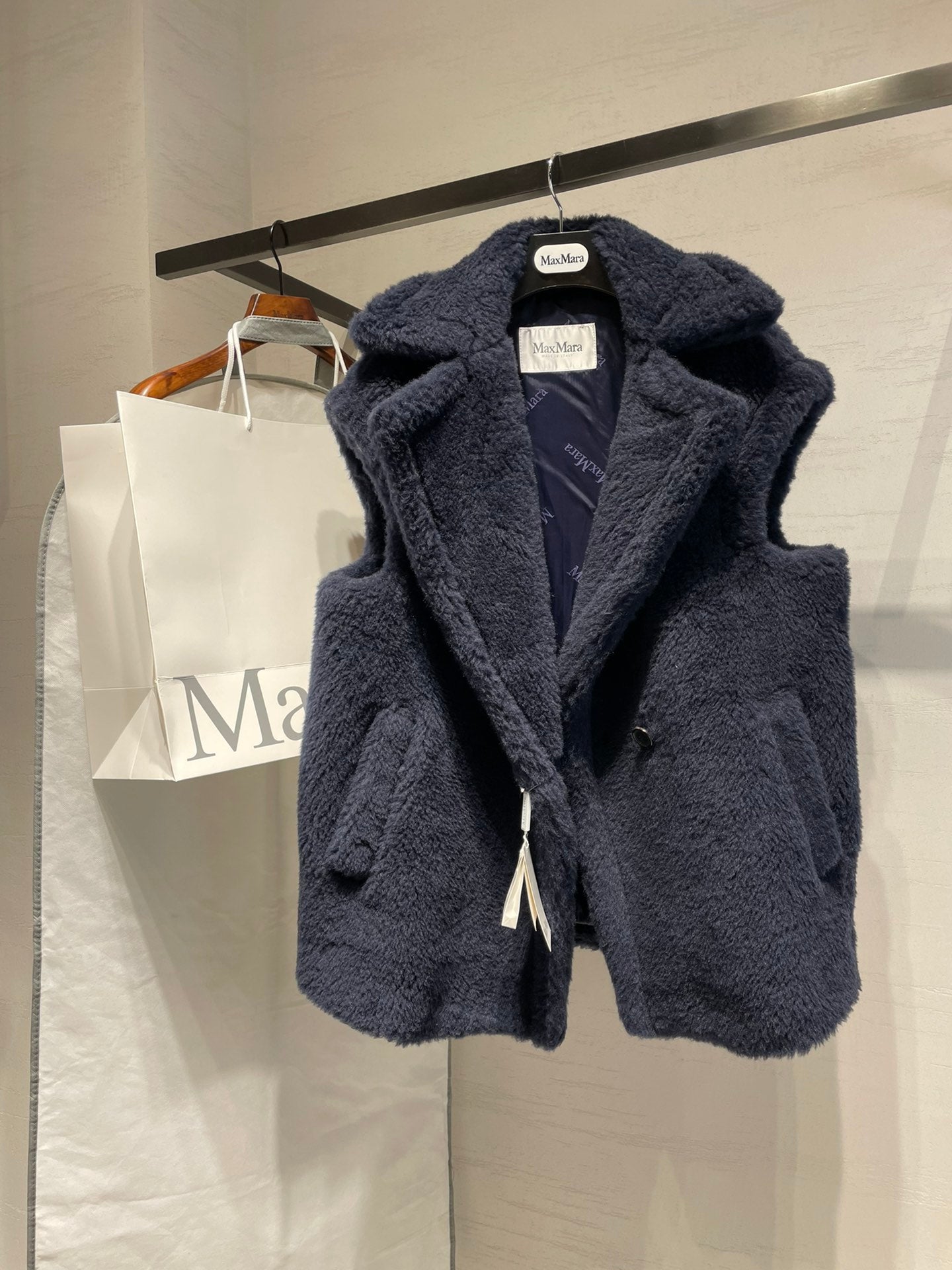 MAX MARA 25S SLEEVELESS TEDDY VEST 066