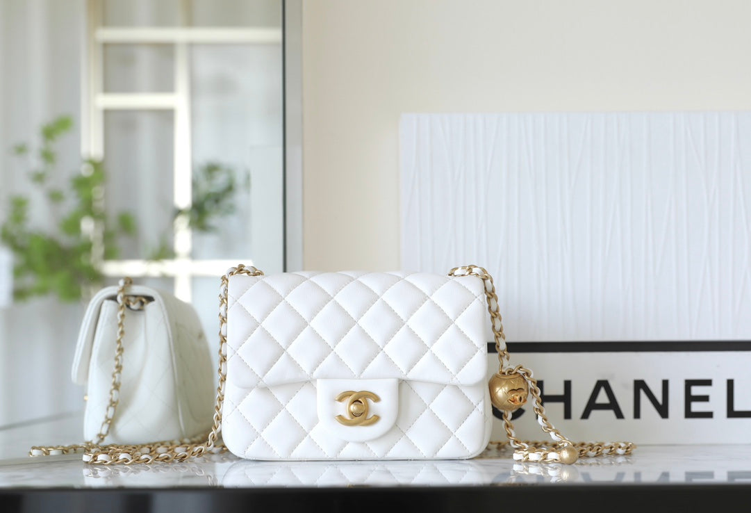 CHANEL 25S FLAP BAG 18 CM IN WHITE LAMBSKIN WITH GOLD HARDWARE