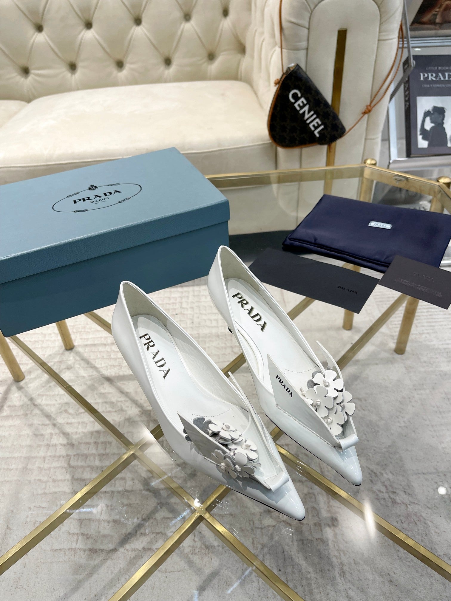 MEDIUM HEEL PUMPS IN WHITE PATENT CALFSKIN ATTACHED CREATIVE FLOWERS