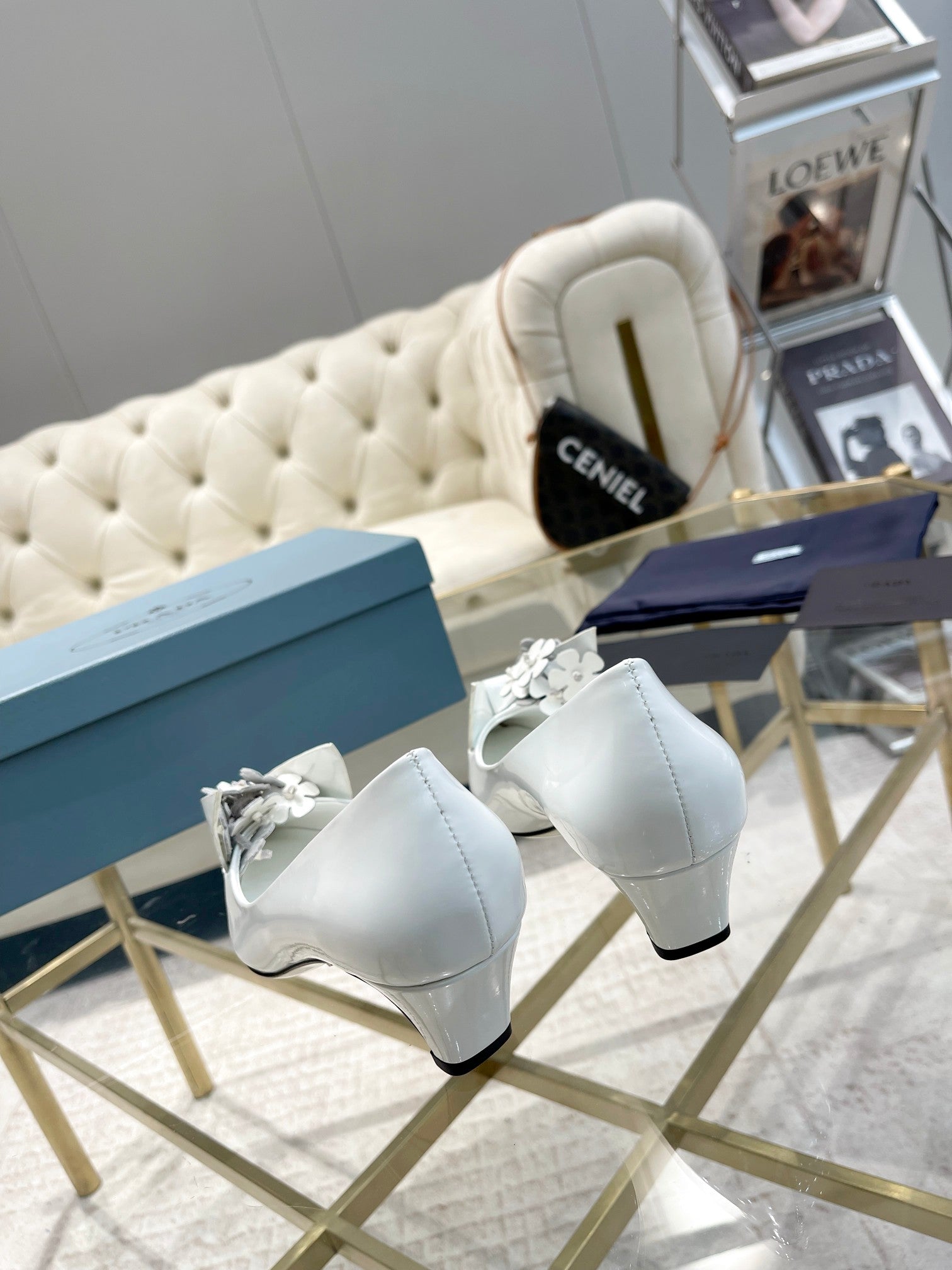 MEDIUM HEEL PUMPS IN WHITE PATENT CALFSKIN ATTACHED CREATIVE FLOWERS