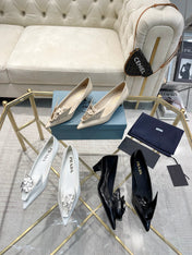 MEDIUM HEEL PUMPS IN WHITE PATENT CALFSKIN ATTACHED CREATIVE FLOWERS