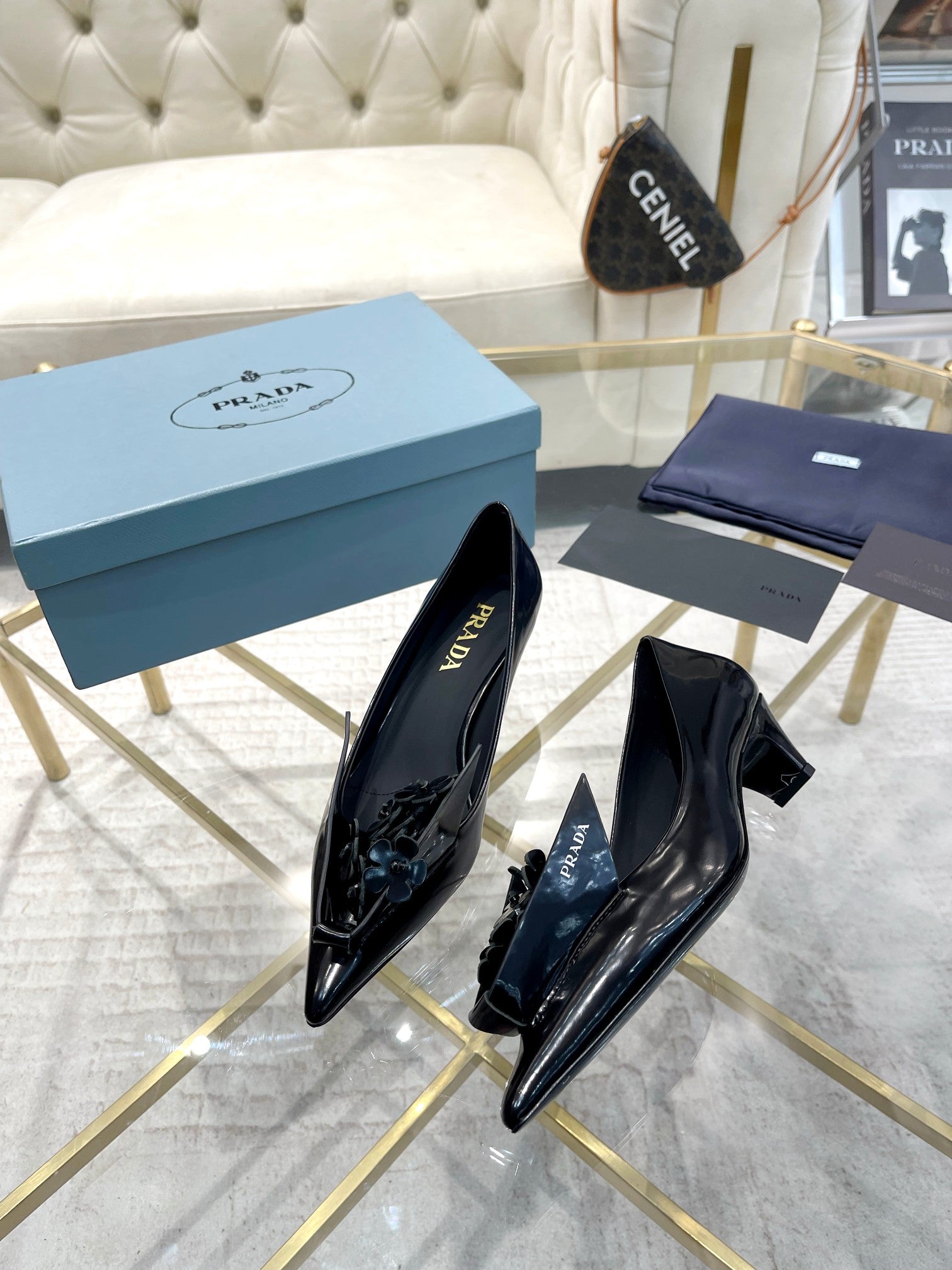 MEDIUM HEEL PUMPS ATTACHED CREATIVE FLOWERS IN BLACK PATENT CALFSKIN