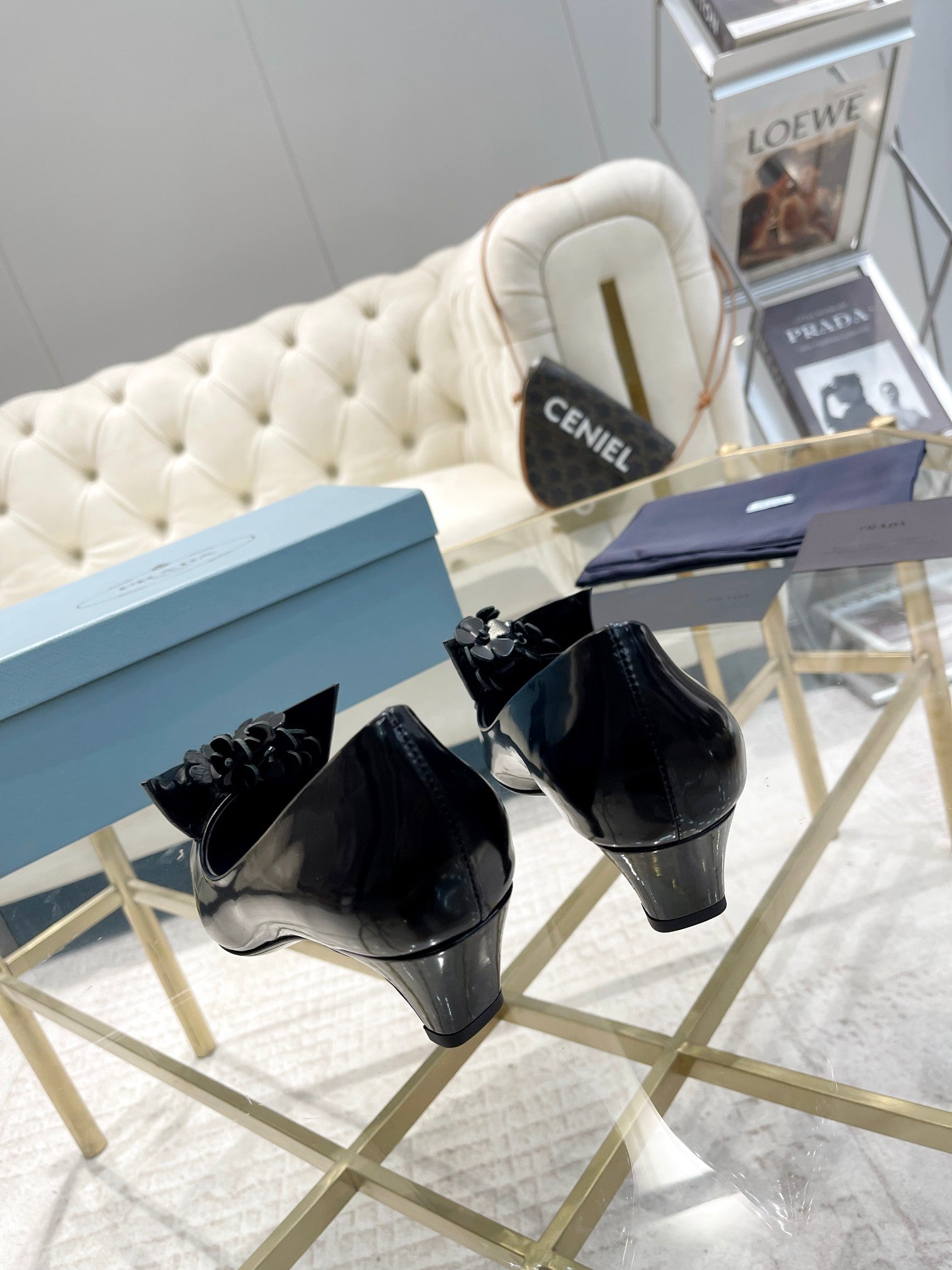 MEDIUM HEEL PUMPS ATTACHED CREATIVE FLOWERS IN BLACK PATENT CALFSKIN