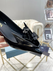 MEDIUM HEEL PUMPS ATTACHED CREATIVE FLOWERS IN BLACK PATENT CALFSKIN