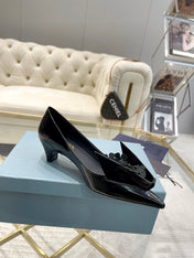 MEDIUM HEEL PUMPS ATTACHED CREATIVE FLOWERS IN BLACK PATENT CALFSKIN