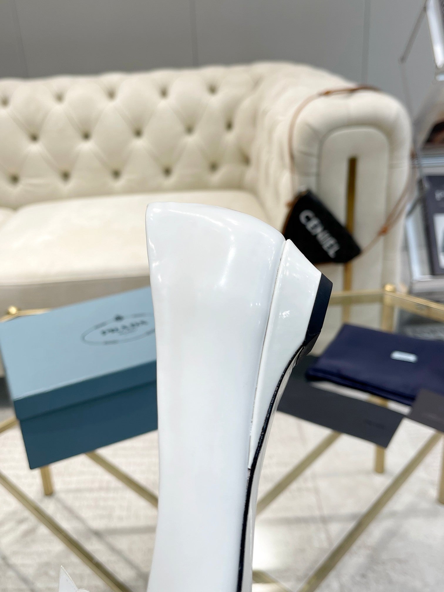 BALLET FLATS ATTACHED CREATIVE FLOWERS IN WHITE PATENT CALFSKIN