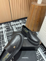 CC MOCCASINS IN BLACK CALFSKIN