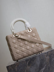 MEDIUM LADY BAG 24 IN POWDER BEIGE QUILTED MACROCANNAGE CALFSKIN METAL CHARM