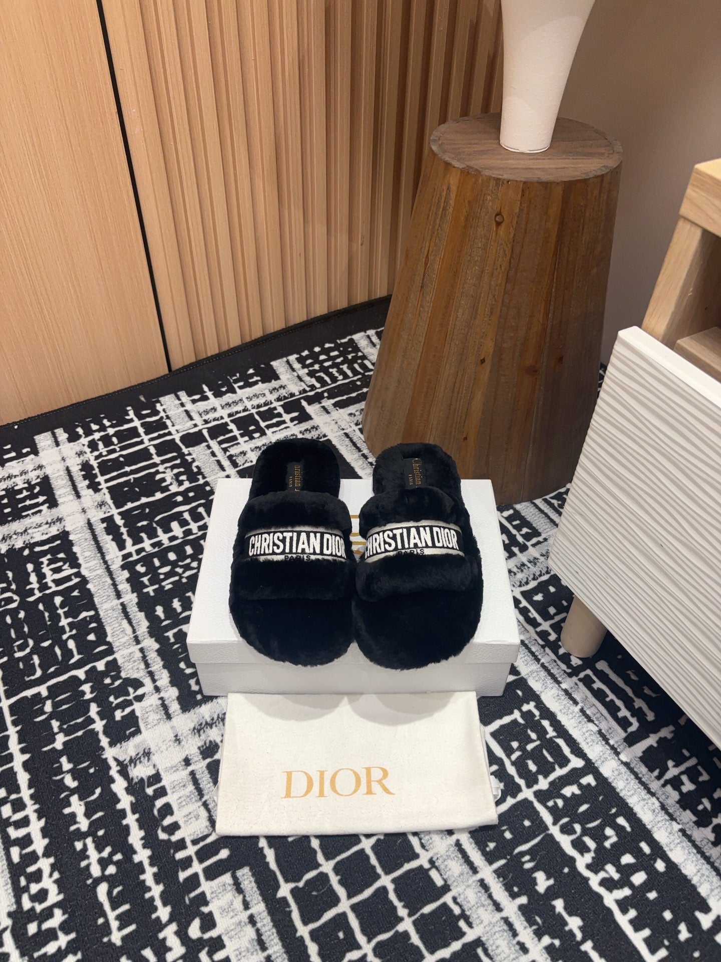 THICK-SOLE SLIPPERS BLACK SHEARLING WITH EMBROIDERED LOGO