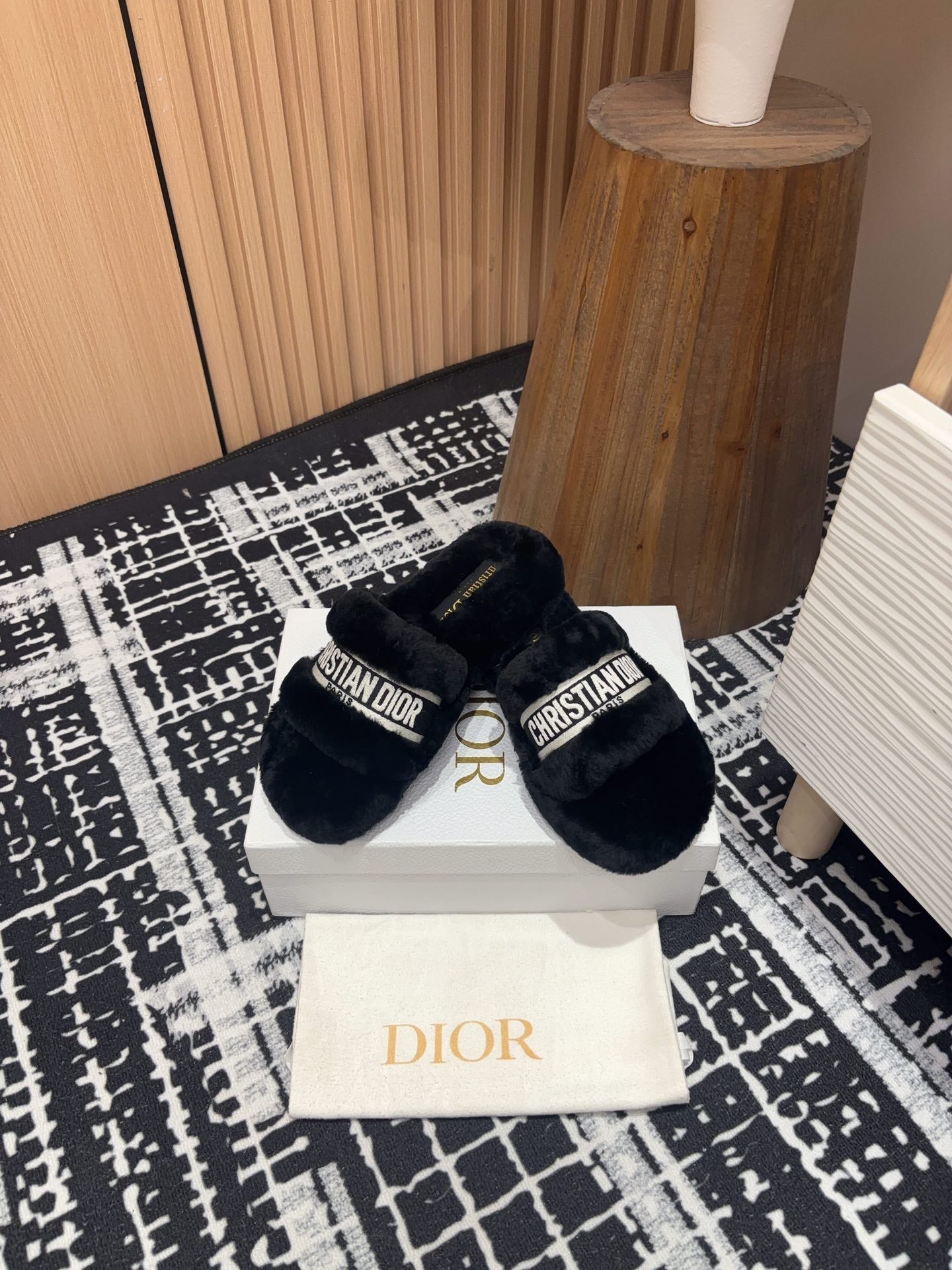 THICK-SOLE SLIPPERS BLACK SHEARLING WITH EMBROIDERED LOGO