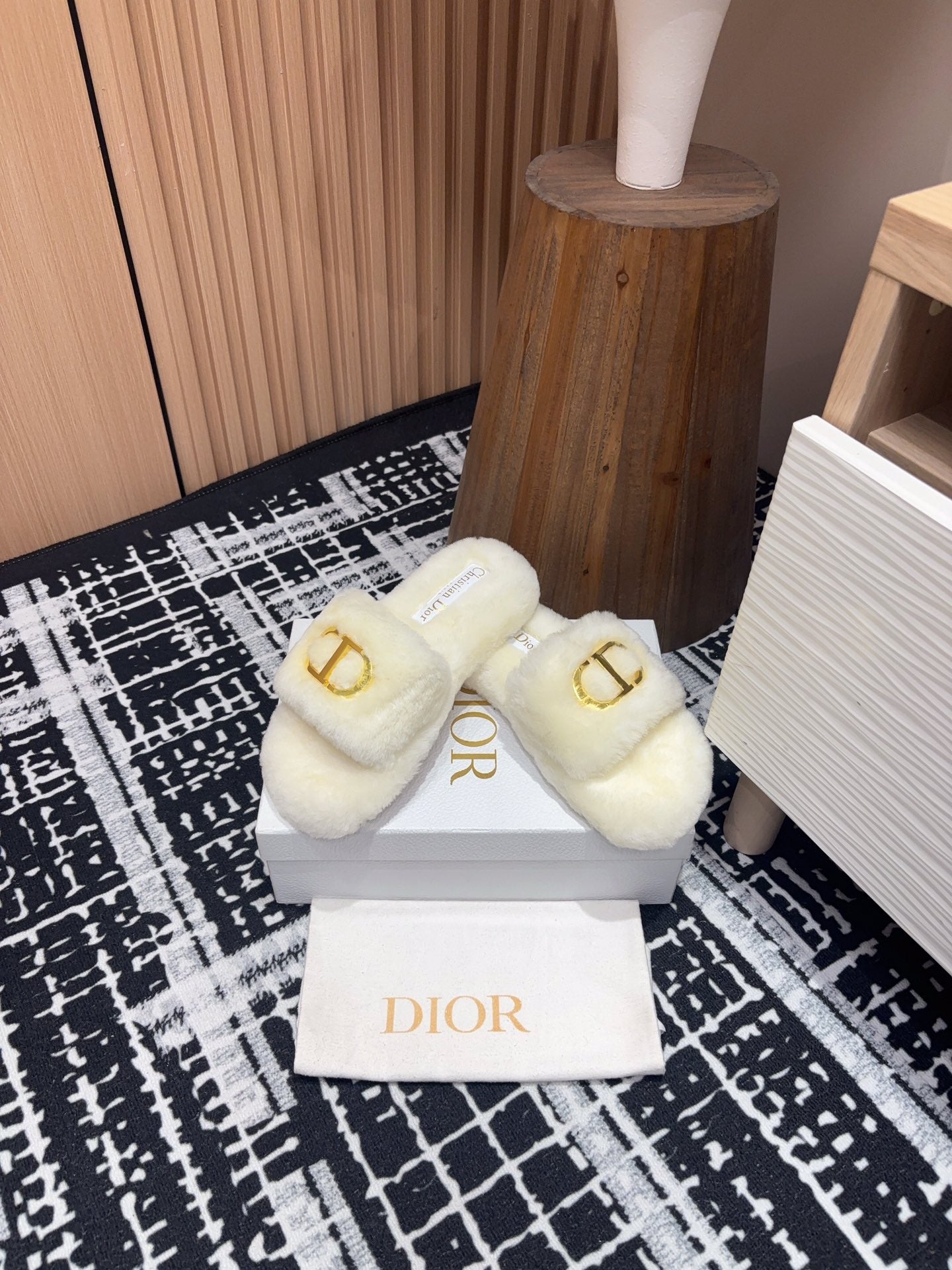 THICK-SOLE SLIPPER IN WHITE CREAM FLEECE WITH GOLD LOGO