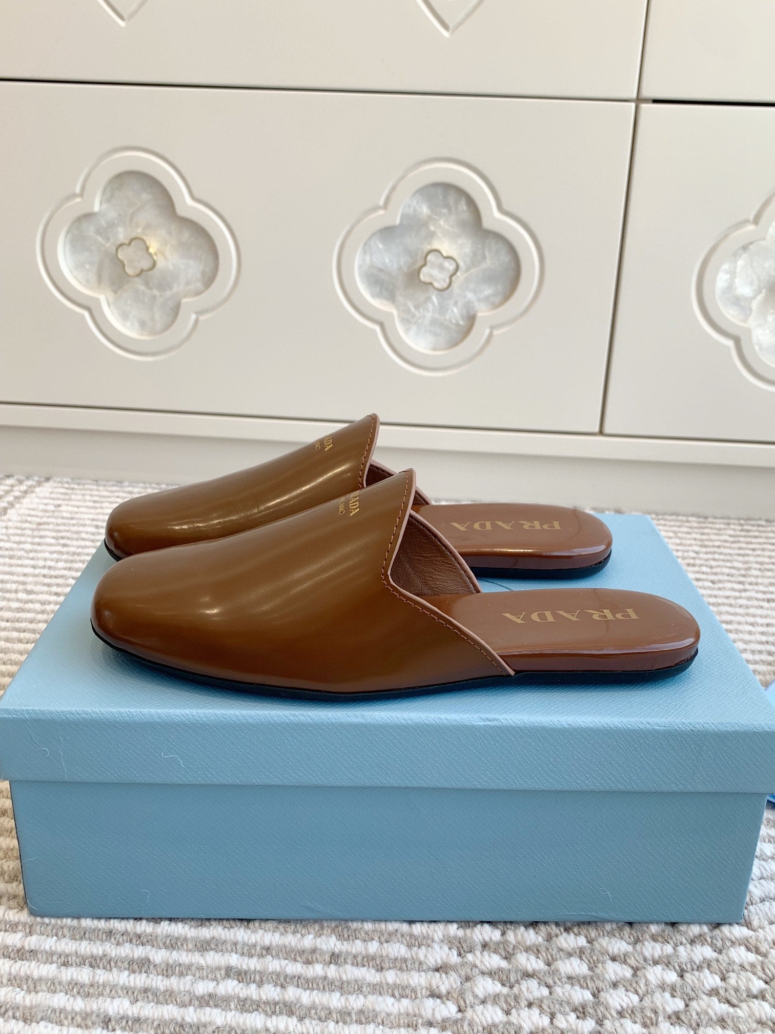 MULES IN BROWN GLOSSY SHEEPSKIN GOLD LETTERING LOGO