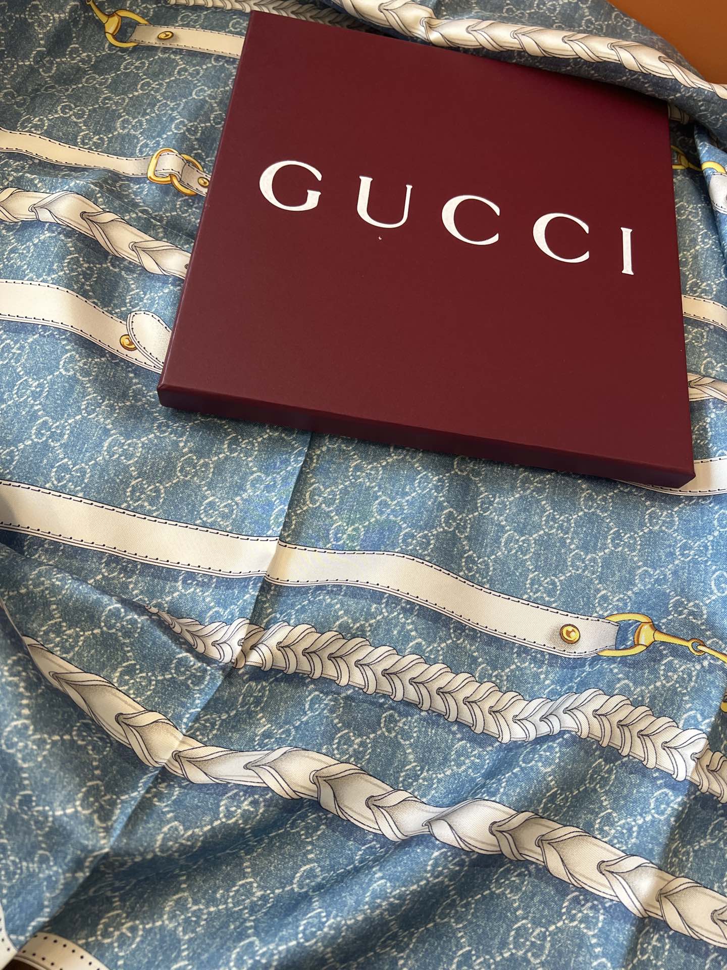 GUCCI 25S SCARF 90 IN SILK 700813