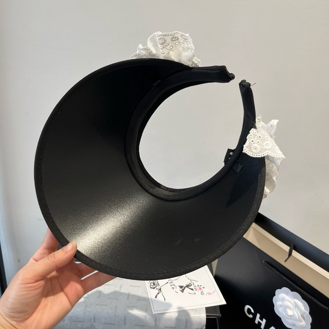 MM OPEN-TOP STRAW HAT IN BEIGE MIX WHITE EYELET FABRIC