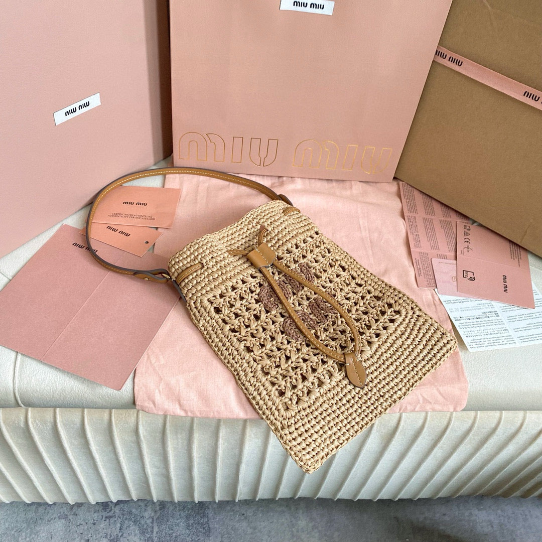 WANDER BUCKET BAG 23 IN NATURAL RAFFIA WITH LEATHER TRIM