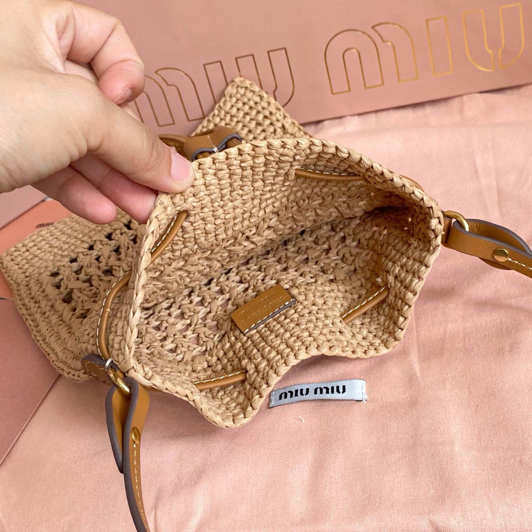 WANDER BUCKET BAG 23 IN NATURAL RAFFIA WITH LEATHER TRIM