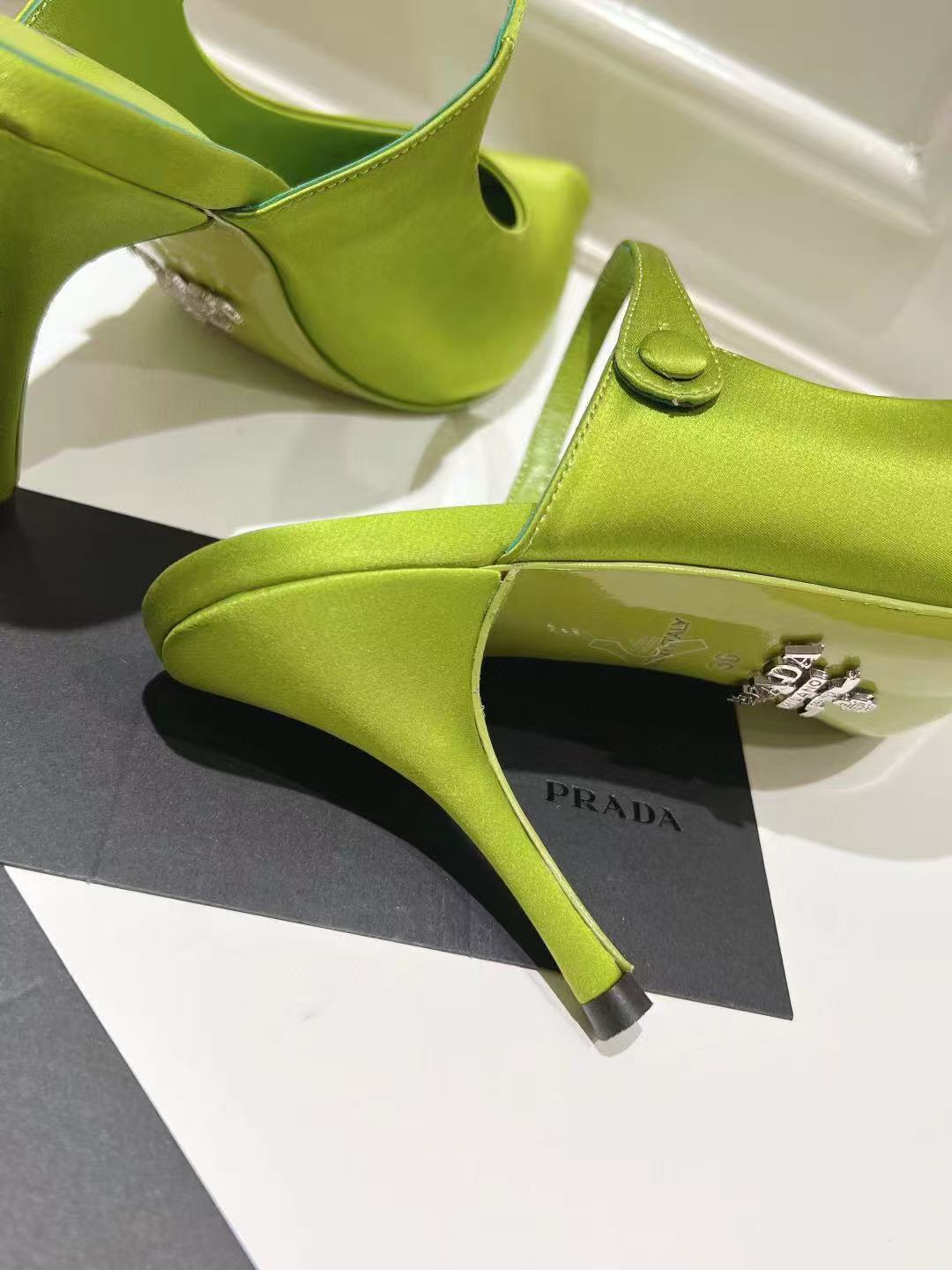 PRA 75 POINTED SATIN MULES IN GREEN FLEECE HEEL