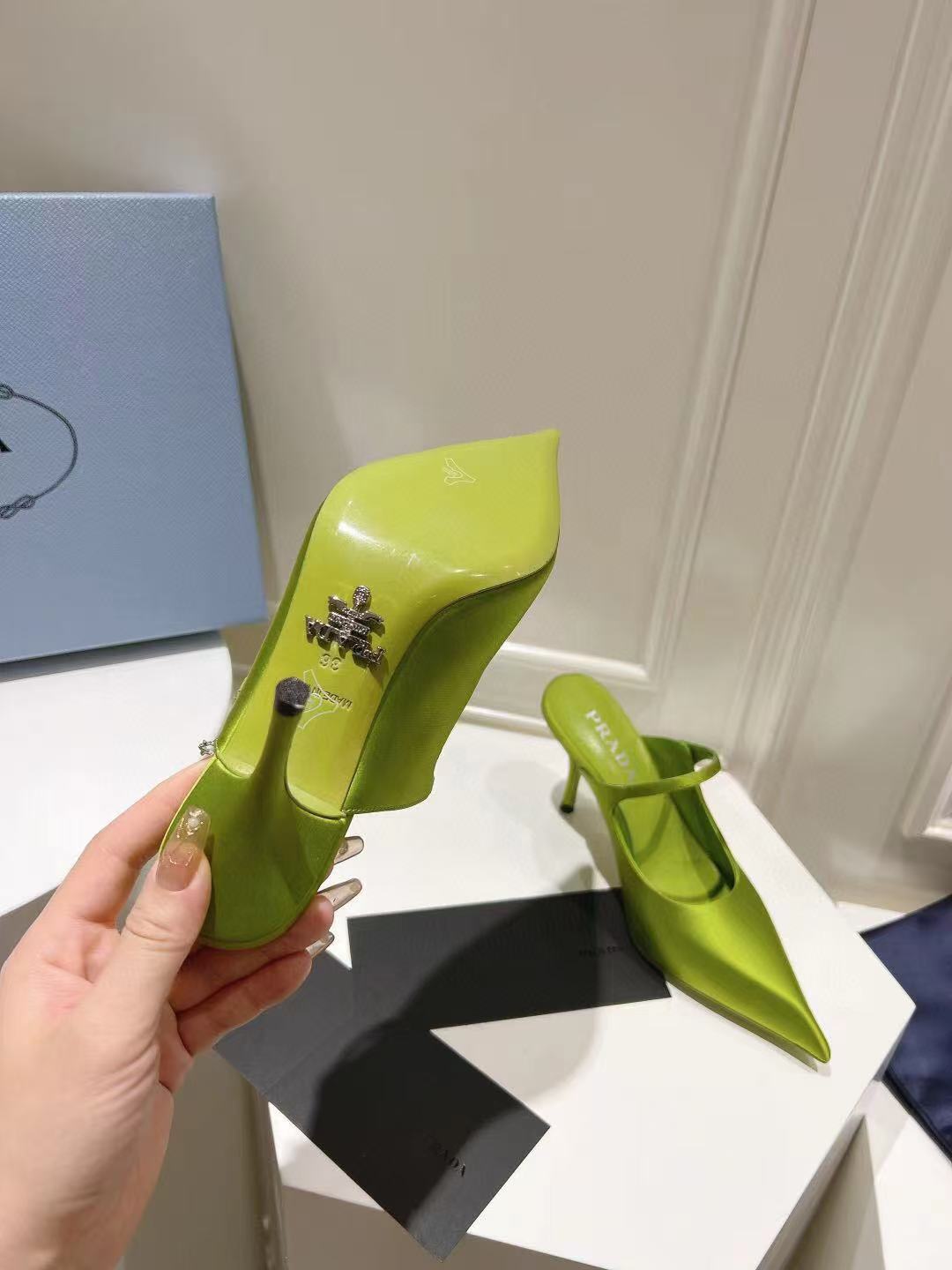 PRA 75 POINTED SATIN MULES IN GREEN FLEECE HEEL