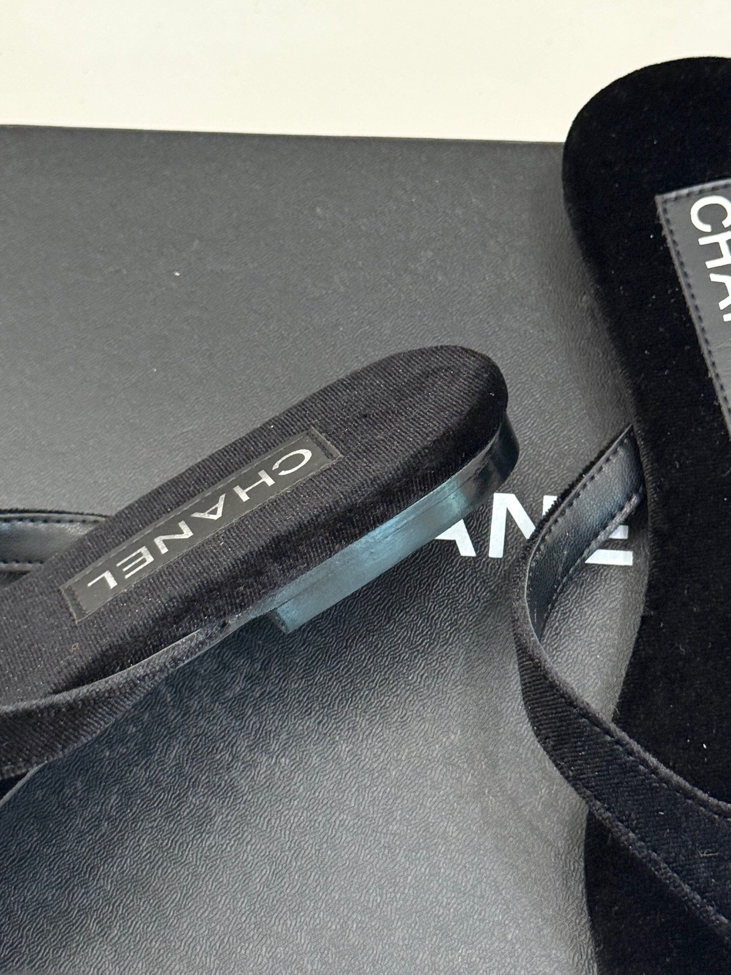 THONG SANDALS IN BLACK VELVET EMBOSSED CRYSTAL