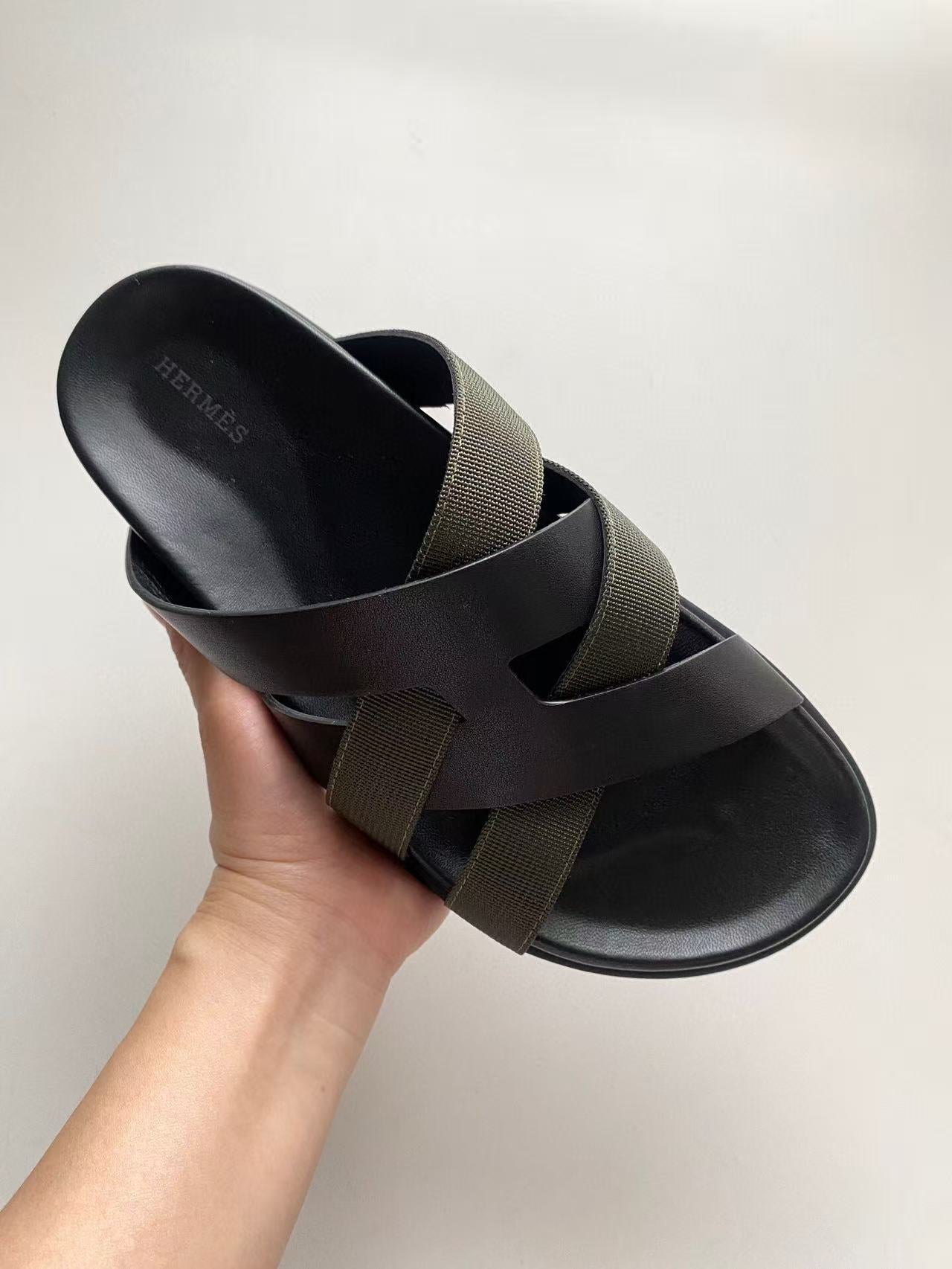 HM SLIDES IN BLACK AND DARK GREEN FABRIC