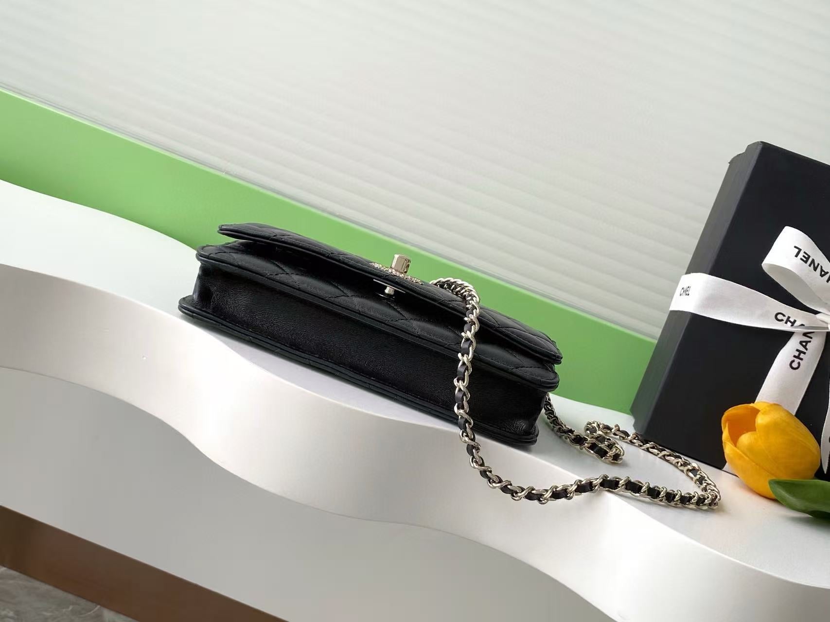 CC FLAP BAG 19 IN BLACK CALFSKIN GOLD HARDWARE