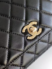 CC FLAP BAG 19 IN BLACK CALFSKIN GOLD HARDWARE