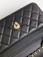CC FLAP BAG 19 IN BLACK CALFSKIN GOLD HARDWARE