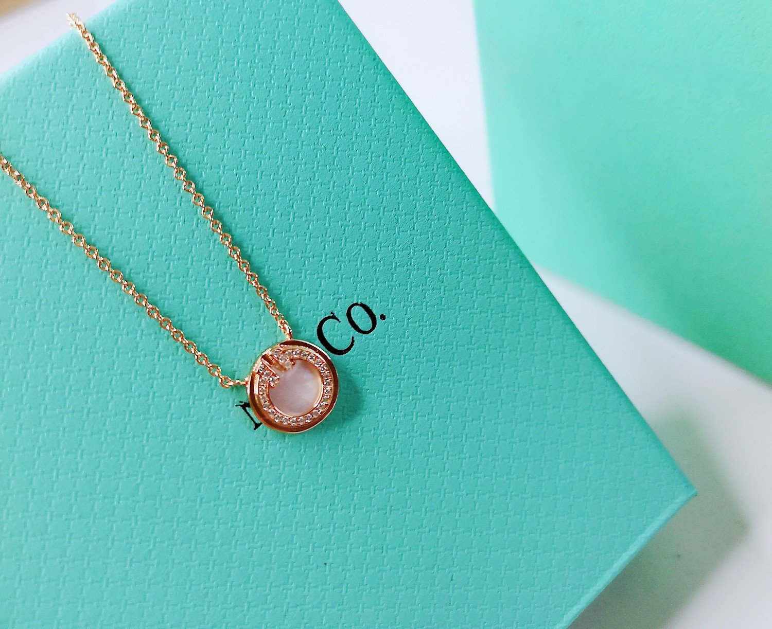 DIAMOND AND MOTHER PEARL CIRCLE NECKLACE PENDANT