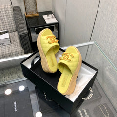 THICK SOLE WEDGE SLIPPERS IN SAND YELLOW LAMBSKIN AND BEIGE RUBBER